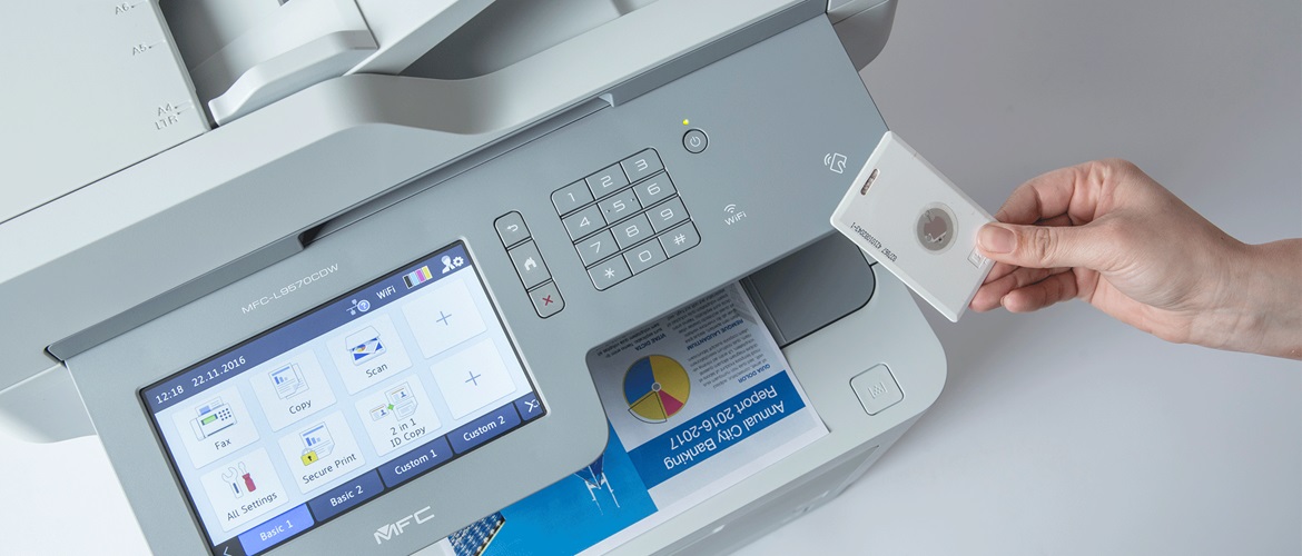 Потребител отпечатва защитено с карта на MFC-L95700CDW