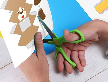 Човек, който изрязва снимка на куче от Brother Creative centre 